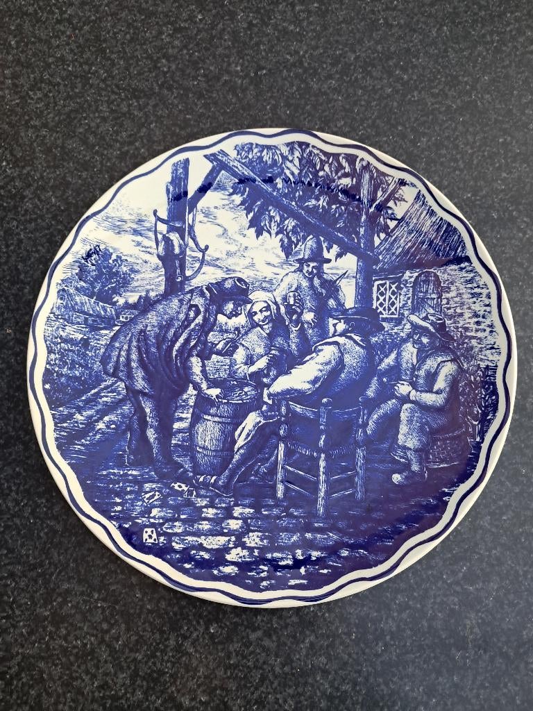 Bord Delfts blauw Boch herberg, personen met kaarten, drank, Enlèvement ou Envoi