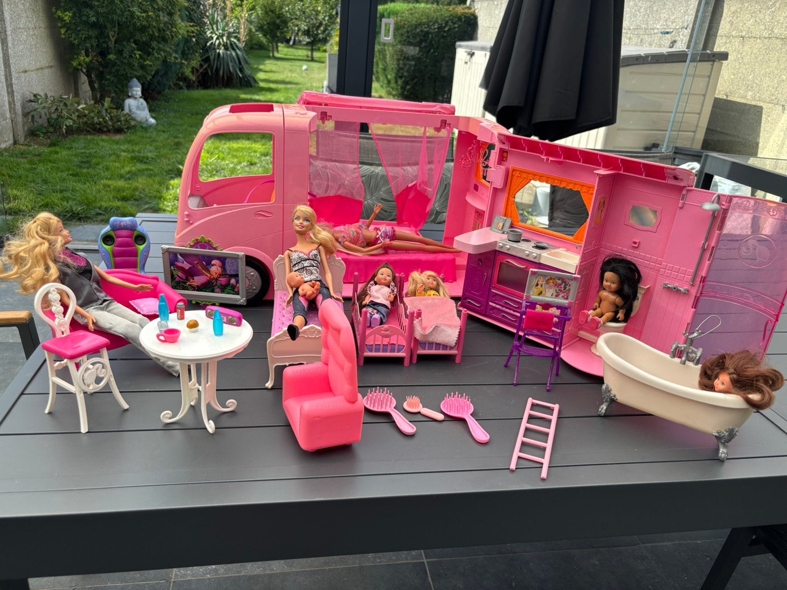 Camionnette Barbie avec accessoires et Barbies, Enlèvement ou Envoi, Utilisé