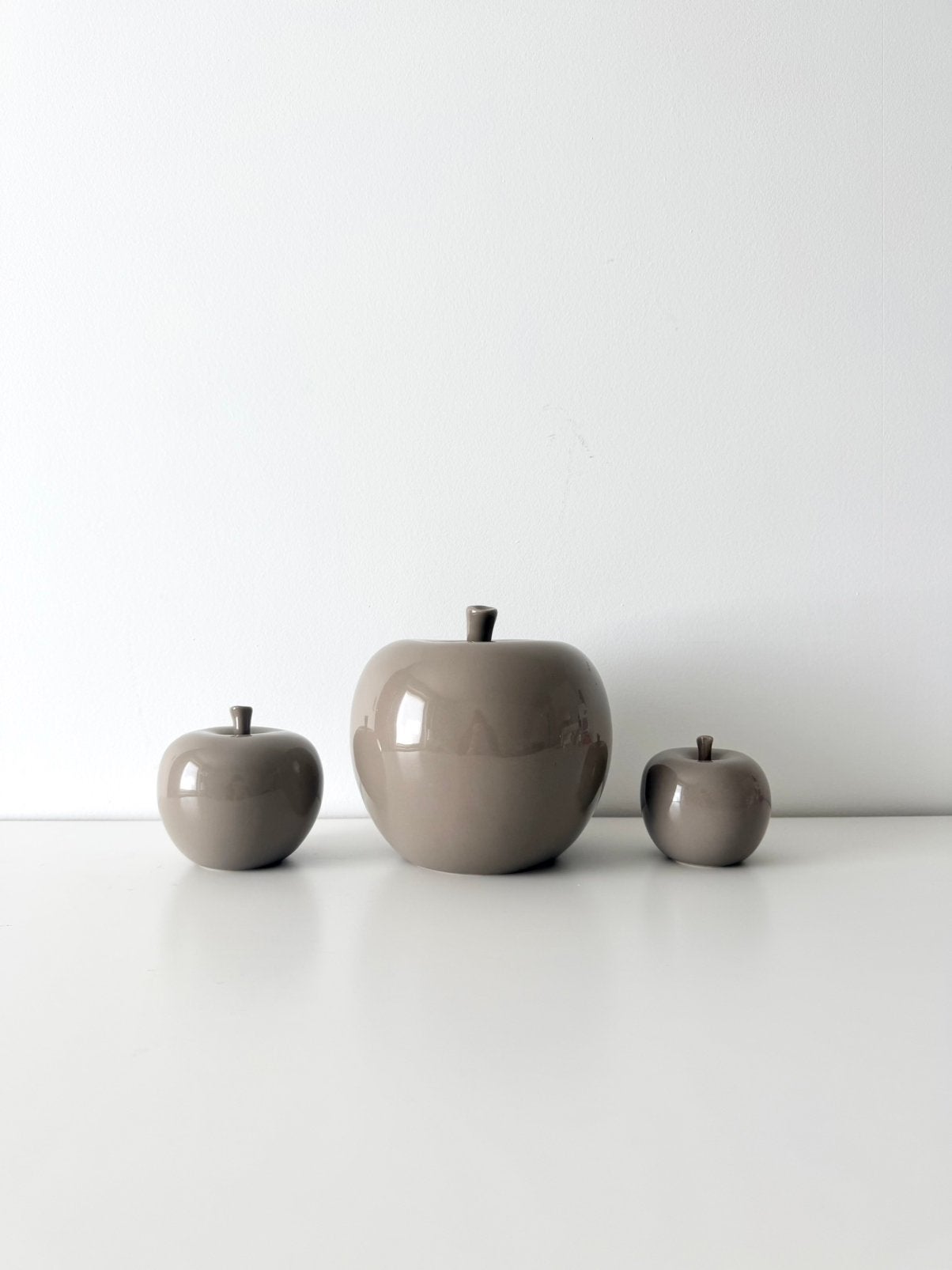 J-Line set van 3 keramieken beige appels, Huis en Inrichting, Woonaccessoires | Overige, Zo goed als nieuw, Steen/keramiek, Beige