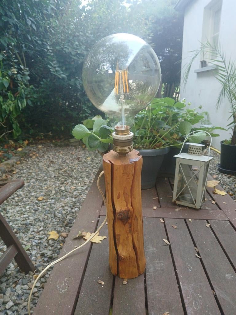 Kleine handgemaakte lamp in gelakt hout, Ophalen, Hout