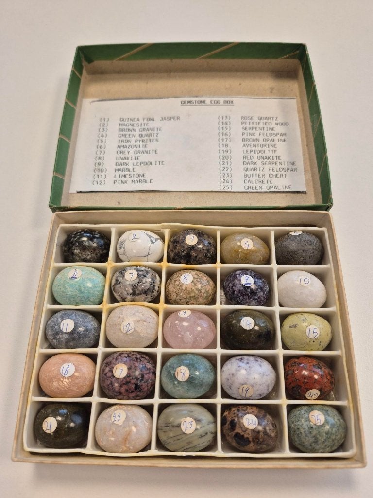 Gemstone Egg Box, vintage educatieve gepolijste 25 mineralen, Ophalen of Verzenden, Mineraal