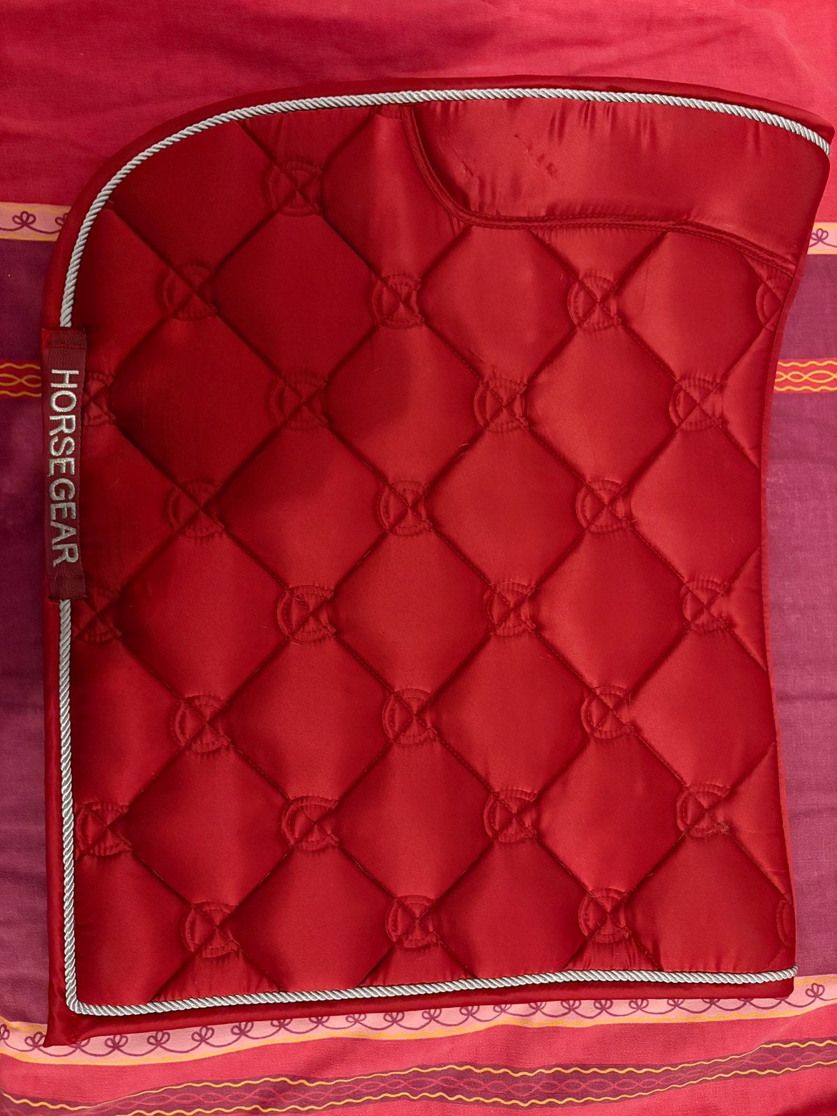 Horsegear dressuur zadeldekje rood – zilveren/witte bies, Animaux & Accessoires, Full (L), Horsegear, Enlèvement ou Envoi, Tapis de selle