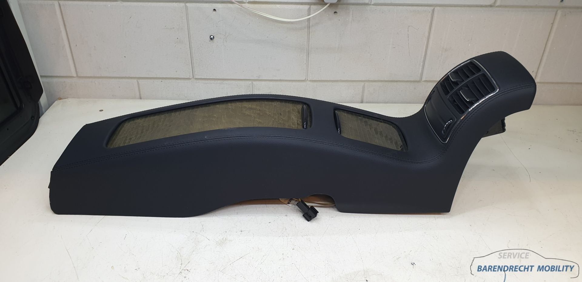 Middenconsole achterzijde opbergvak CLS W219 Mercedes 219860, Gebruikt, Mercedes-Benz AG, Mercedes-Benz, Mercedesstrasse 120
70372  Stuttgart, DE
