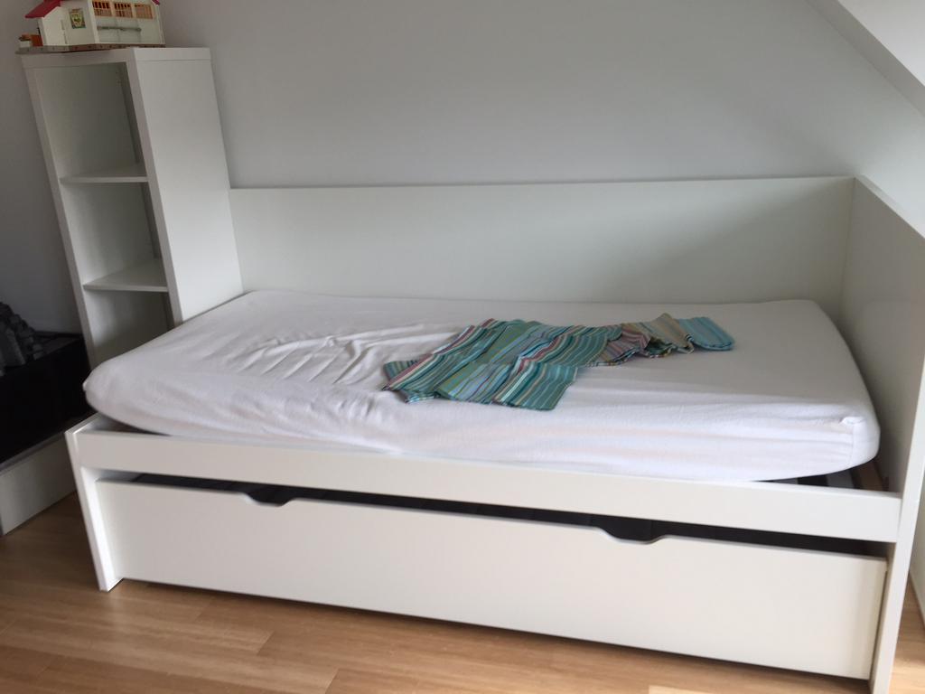FLAXA eenpersoonsbed + logeerbed – zeer goede staat, Huis en Inrichting, Slaapkamer | Bedden, Ophalen, Wit