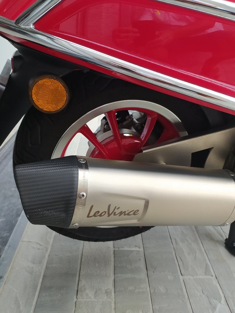 Uitlaat en zadel  Vespa primavera 125 RED, Motos, Enlèvement, Neuf