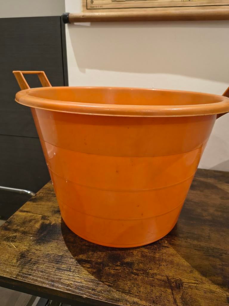 2 grote ronde emmers tobbes van harde plastiek, Ophalen