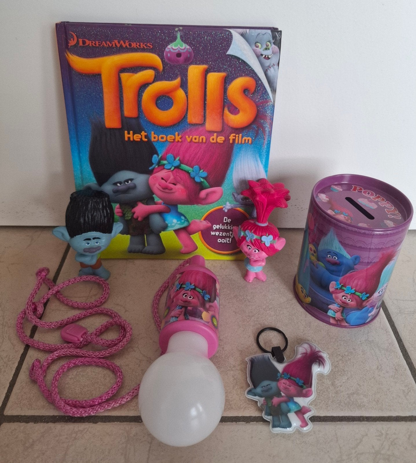 Pakket Trolls: boek+2 figuurtjes+sleutelhanger+lamp+spaarpot, Boeken, Ophalen of Verzenden, Zo goed als nieuw, Fictie algemeen
