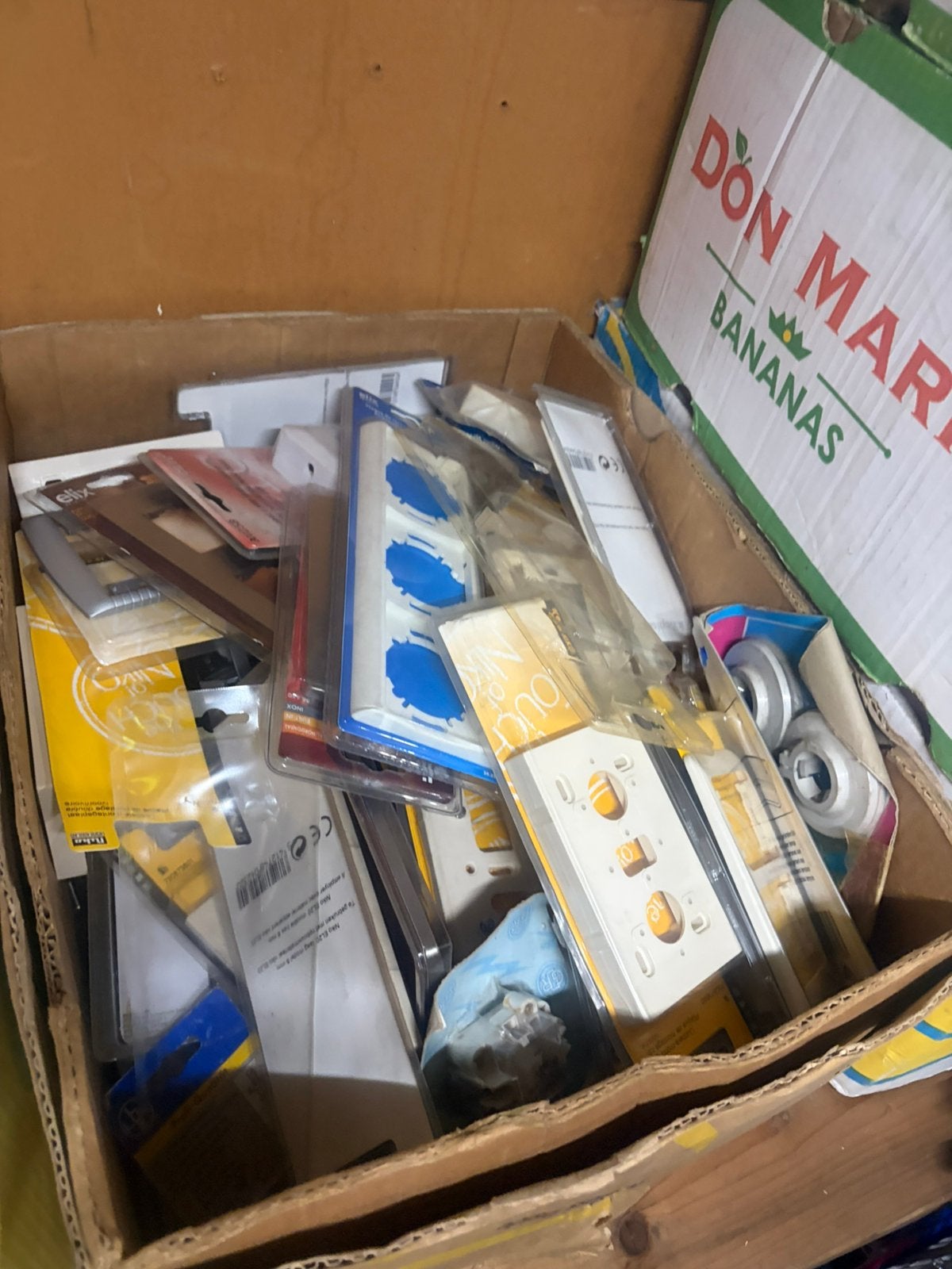 Partij afdek plaatjes  bananen doos vol, Doe-het-zelf en Bouw, Kratten en Dozen, Ophalen, Zo goed als nieuw, Doos