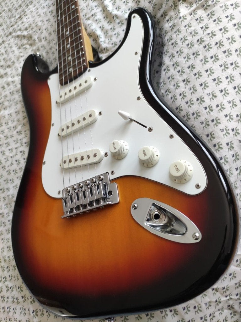 Squier Stratocaster gemaakt in Indonesië 2003, Muziek en Instrumenten, Ophalen of Verzenden, Zo goed als nieuw, Solid body, Overige merken