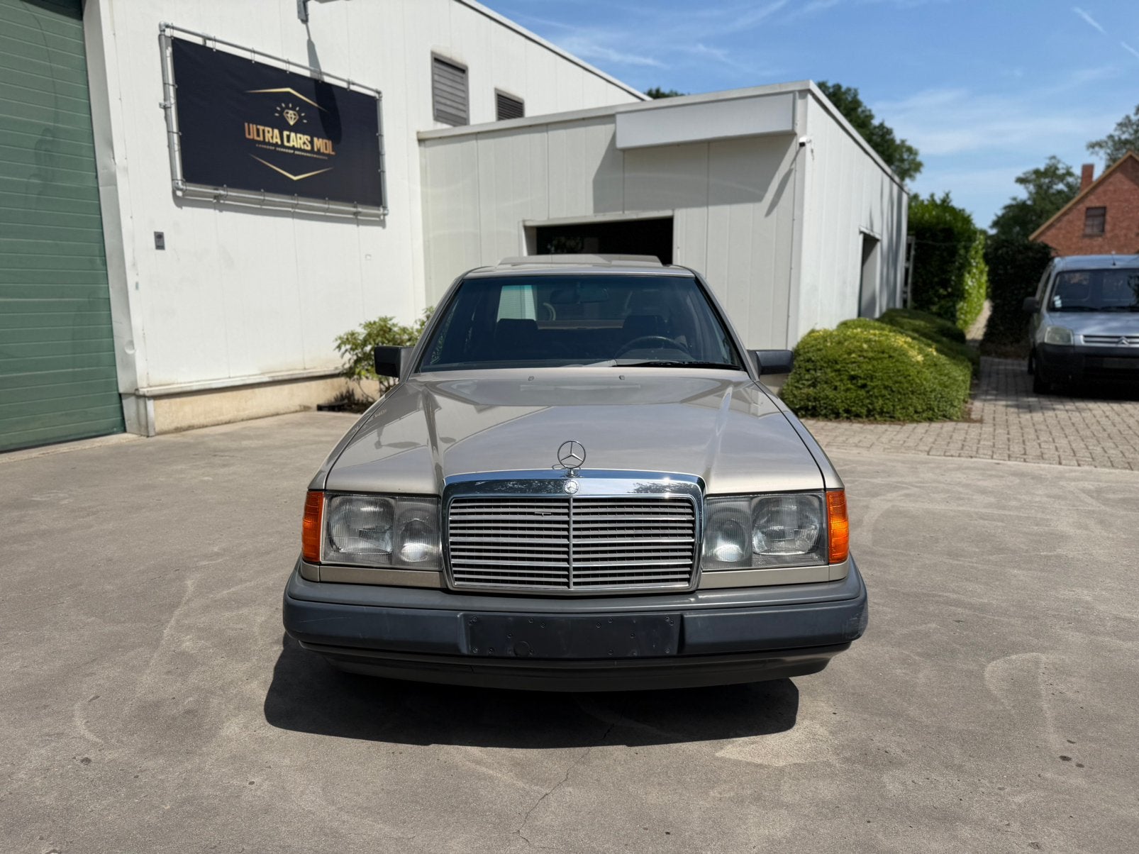 Mercedes 250D W124 Automaat/Oldtimer/166.000km/GEKEURD, Auto's, Mercedes-Benz, Automaat, https://public.car-pass.be/vhr/a4ba4ec2-e8ab-459b-88ea-6d6eff396fd7