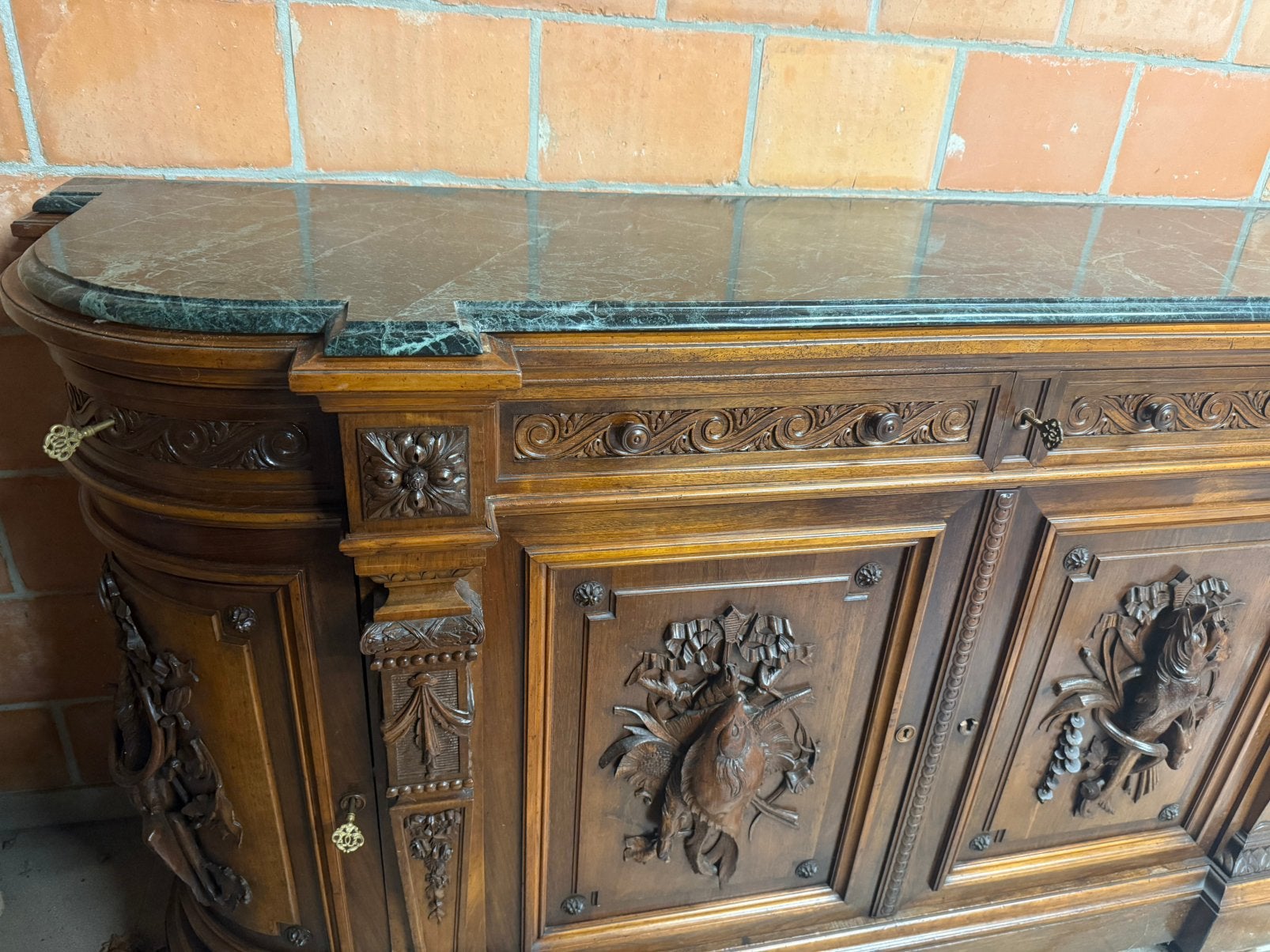 Buffet ancien impressionnant, riche sculpture, dessus marbre, Enlèvement