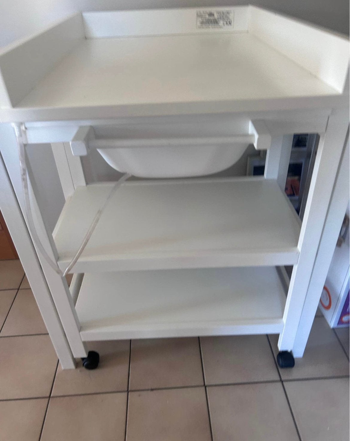 Verzorgtafel met badje 75€, Gebruikt, Badje, Standaard, Ophalen