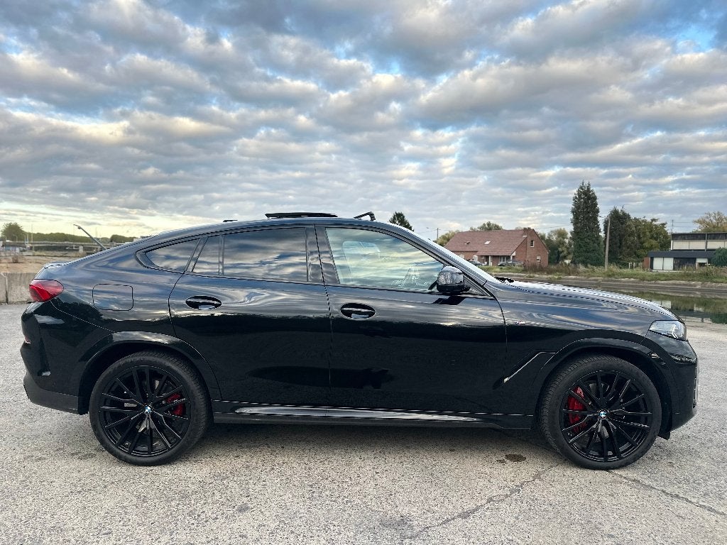 BMW X6 xDrive 40M SportPro 2024, Auto's, Automaat, 2240 kg, Euro 6, Zwart