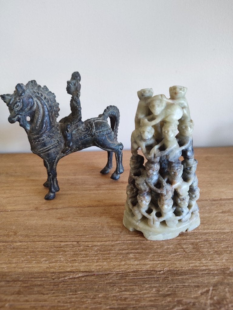 China: traditionele sculptuur, acrobatische apentoren, Steen/keramiek, Ophalen of Verzenden, Meerkleurig, Beeld