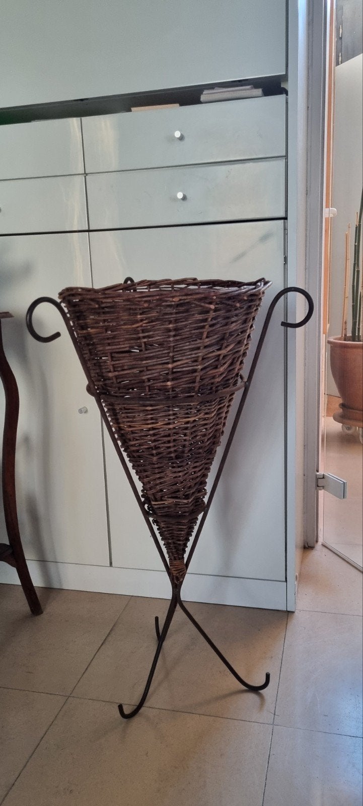 plantenkorf op driepoot metaal, Huis en Inrichting, Woonaccessoires | Krantenbakken en Lectuurbakken, Ophalen, Metaal