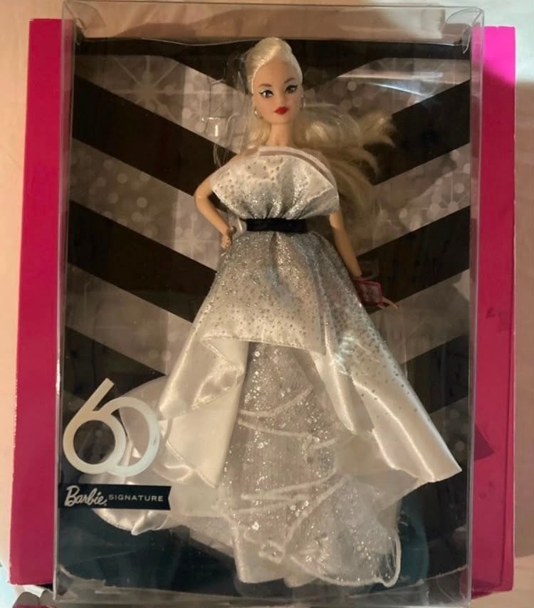 Barbie 60th Anniversary Doll (2019) – Signature Black Label, Verzamelen, Poppen, Nieuw, Fashion Doll, Ophalen of Verzenden