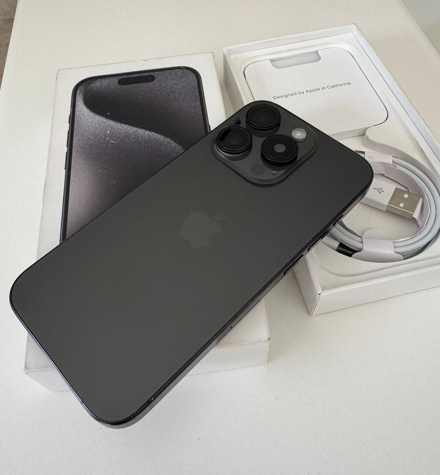 iPhone 15 Pro 128 Go, noir, titane, 128 GB, Enlèvement ou Envoi, Utilisé, Sans abonnement