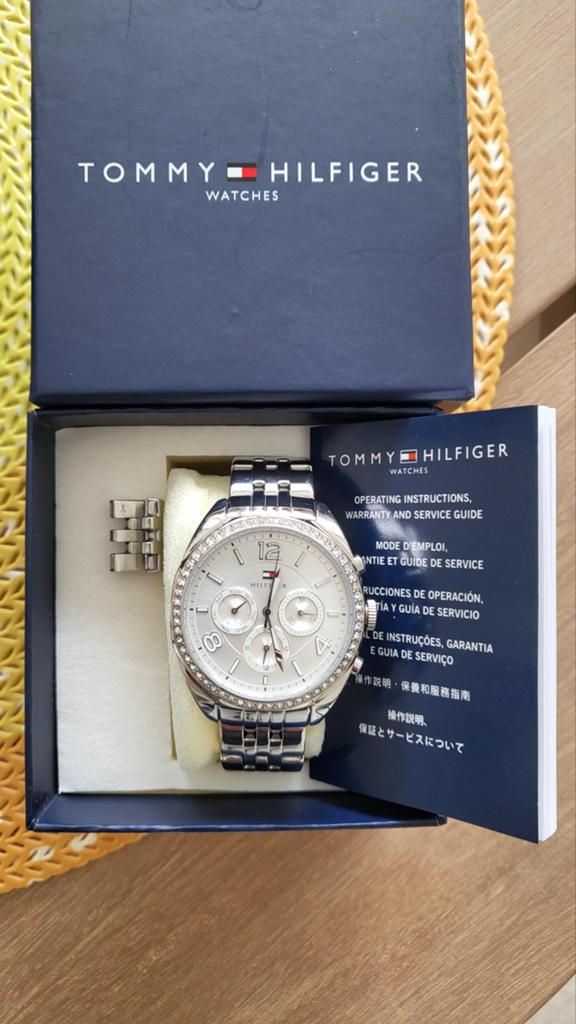 Tommy Hilfiger Dameshorloge, Handtassen en Accessoires, Ophalen of Verzenden, Zo goed als nieuw, Polshorloge, Met strass