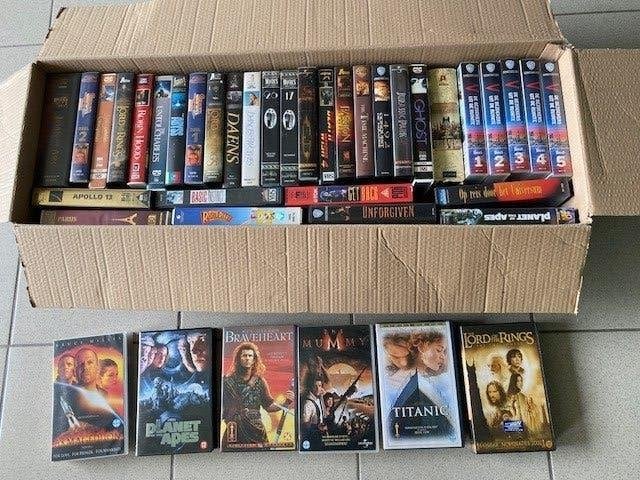 Doos met 40 verschillende video's, Cd's en Dvd's, VHS | Film, Ophalen, Nieuw in verpakking, Actie en Avontuur