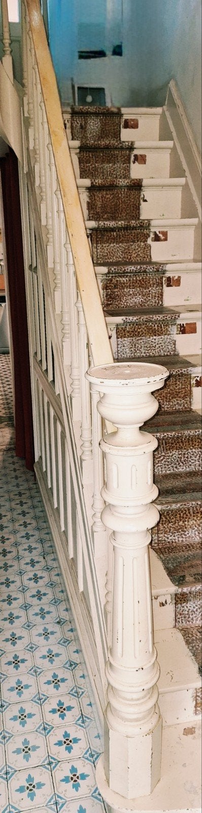 Rampe d'escalier Old Style avec pilier sculpté., Bricolage & Construction, Enlèvement, Utilisé, Escalier, 2 à 4 mètres