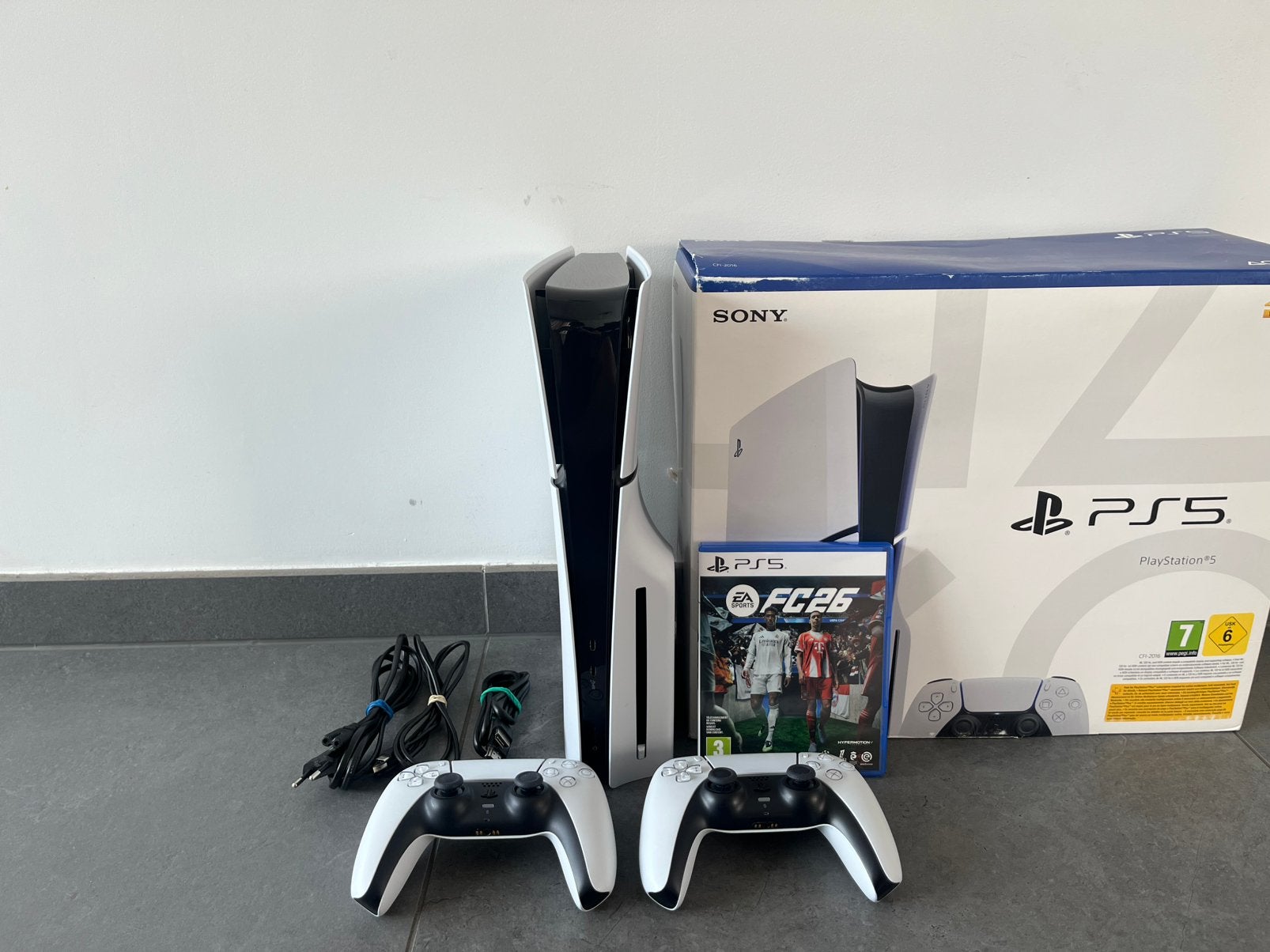 PS5 Slim Disc Edition (1 To) + 2 manettes + Fifa 26, Consoles de jeu & Jeux vidéo, Consoles de jeu | Sony PlayStation 5, Enlèvement