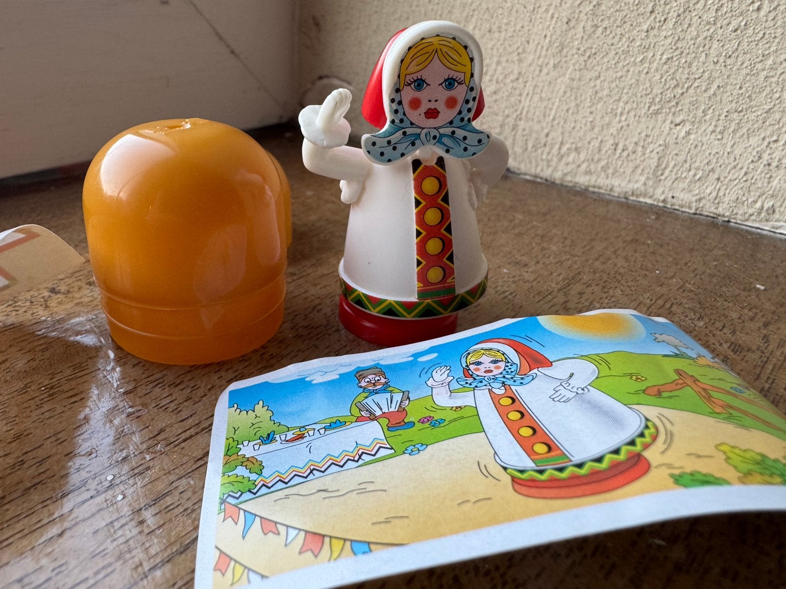Verrassingseieren kindersurprise Dansend boerenmeisje, Ophalen, Zo goed als nieuw, K-nummers