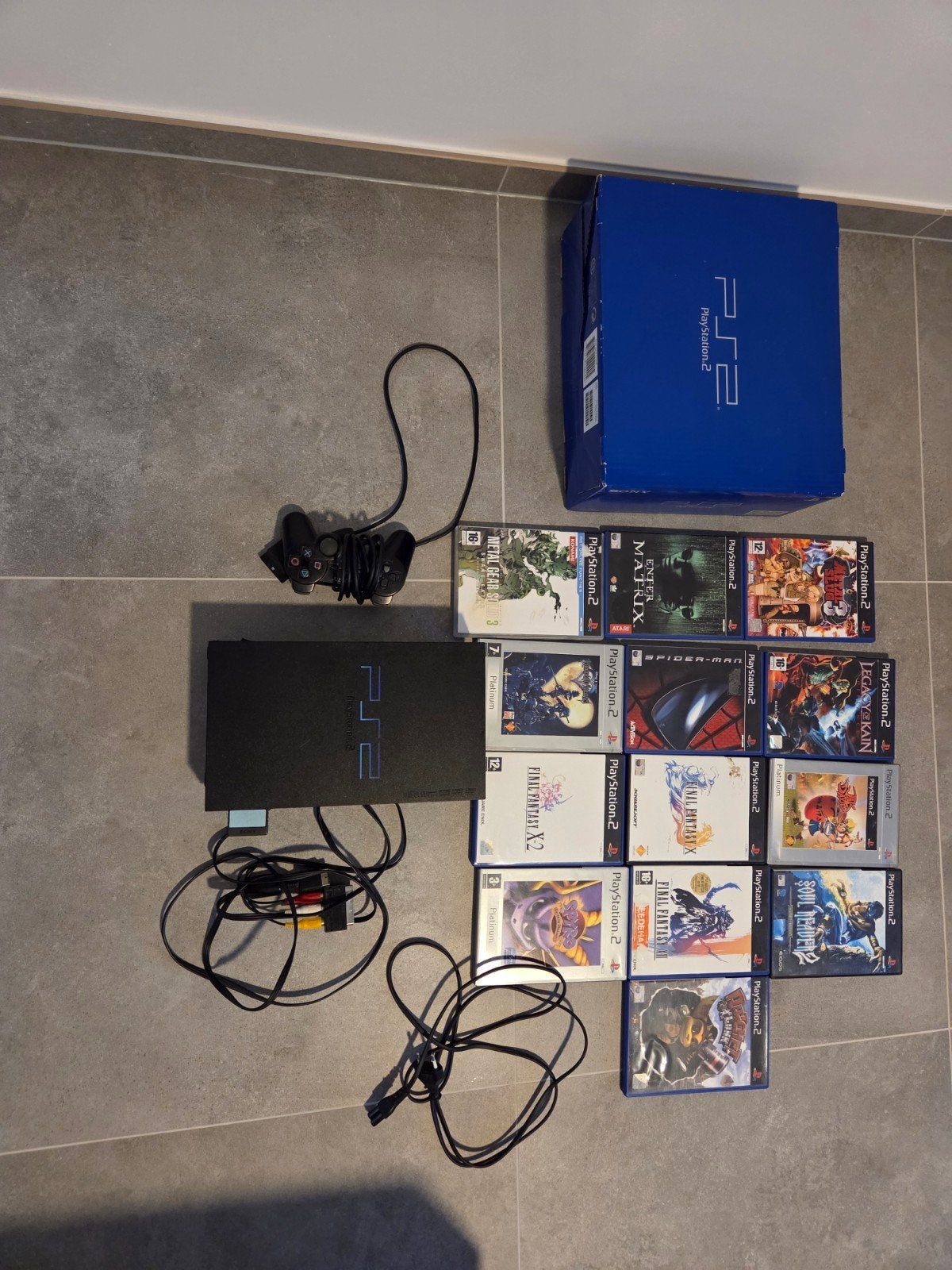PlayStation 2 in doos + 17 games (Metal Gear Solid 3, Final, Enlèvement, Utilisé