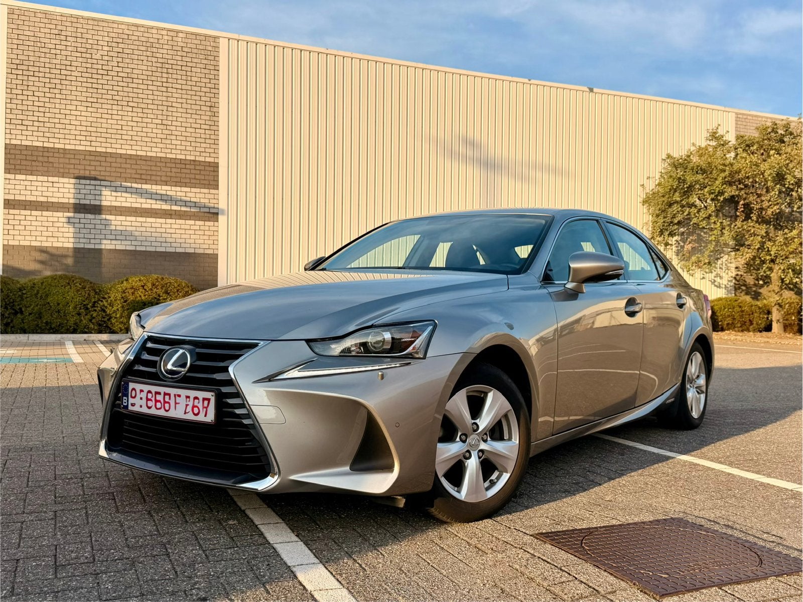 Lexus IS 300h 2.5i Business *1st Owner * *trekhaak*, Auto's, Automaat, Achterwielaandrijving, Beige, 99 g/km