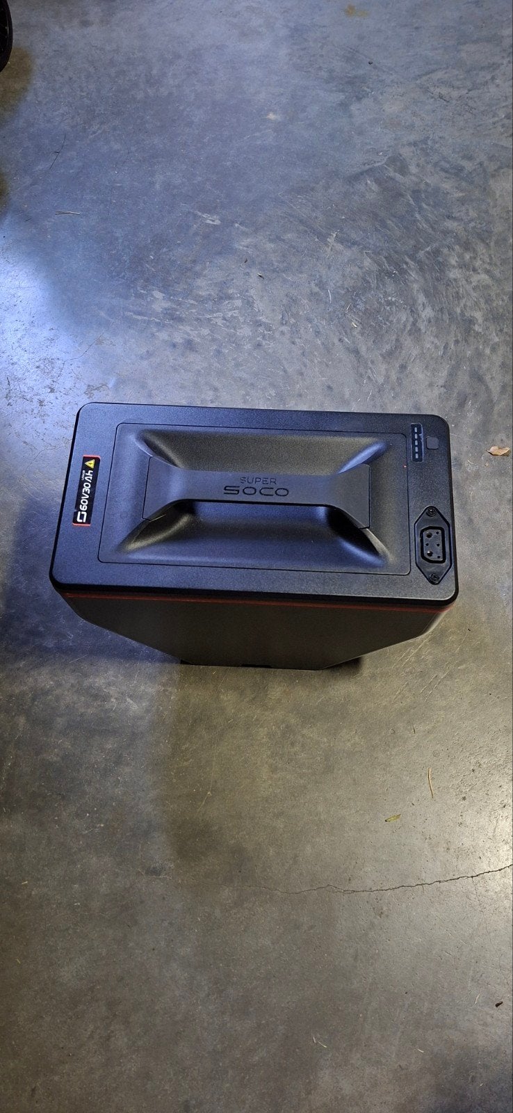 Batterij Super Soco Cux 60V 30Ah + oplader, Fietsen en Brommers, Ophalen, Zo goed als nieuw, 50 km per accu of meer