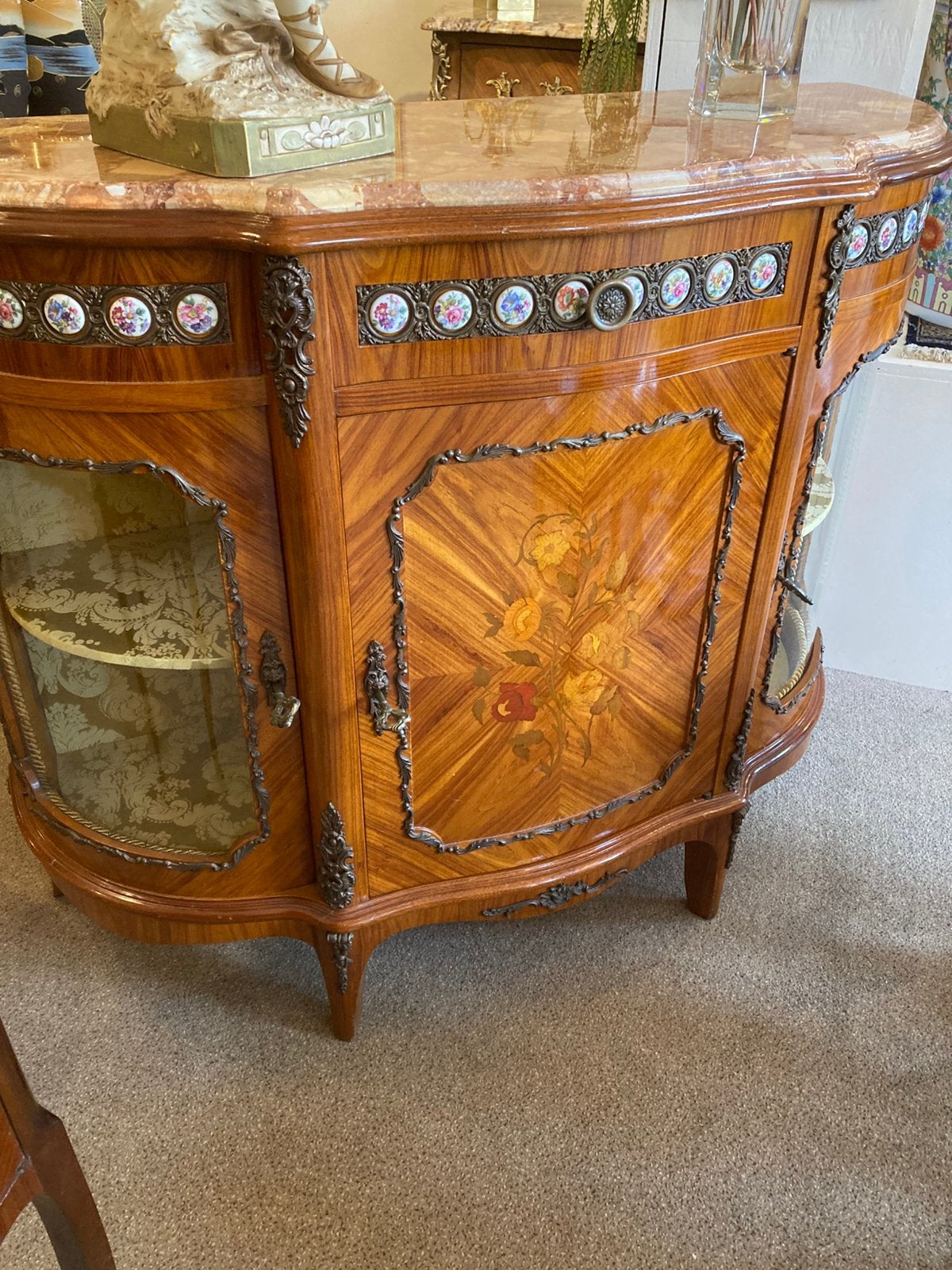 Prachtige antieke marqueterie dress met vitrines en limoges, Enlèvement
