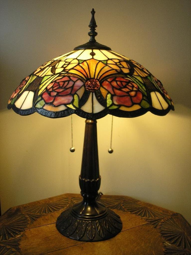 Stijlvolle Tiffany tafellamp met kleurige kap en mooie voet, Enlèvement, Comme neuf, Verre, Moins de 100 cm