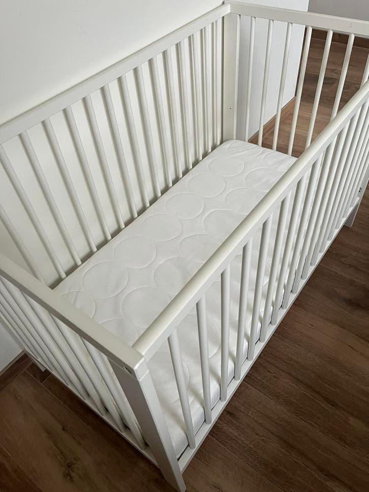 Babybed/ledikant met beschermer en aerosleep, Kinderen en Baby's, Ophalen, Zo goed als nieuw