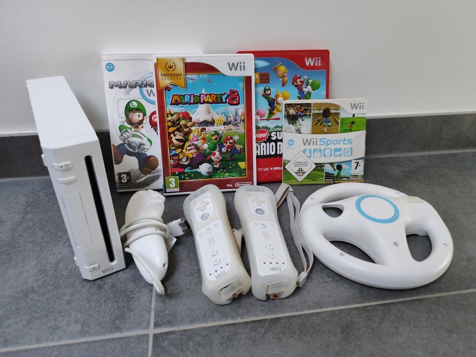 Nintendo Wii (+ jeux), Consoles de jeu & Jeux vidéo, Consoles de jeu | Nintendo Wii, Comme neuf, Avec 2 manettes, Avec jeux, Avec volant