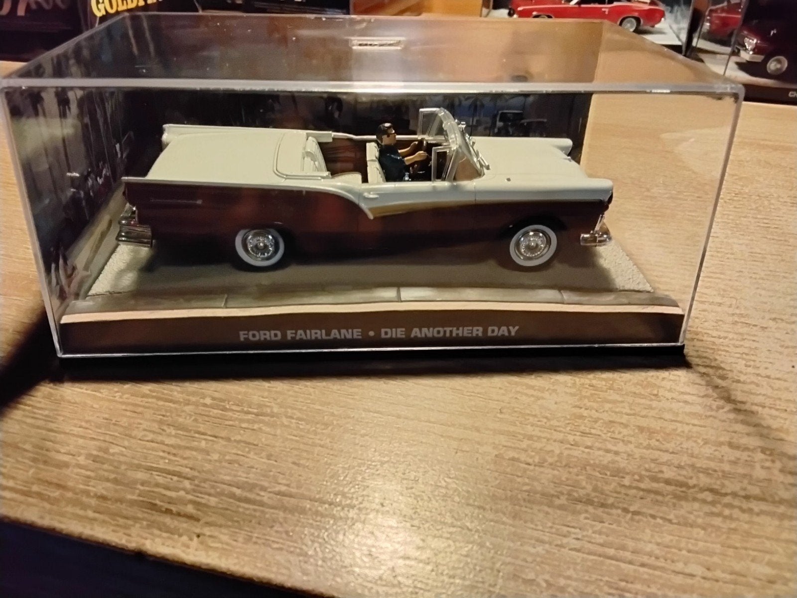 James Bond - Ford Fairlane, Hobby en Vrije tijd, Modelauto's | 1:43, Ophalen of Verzenden