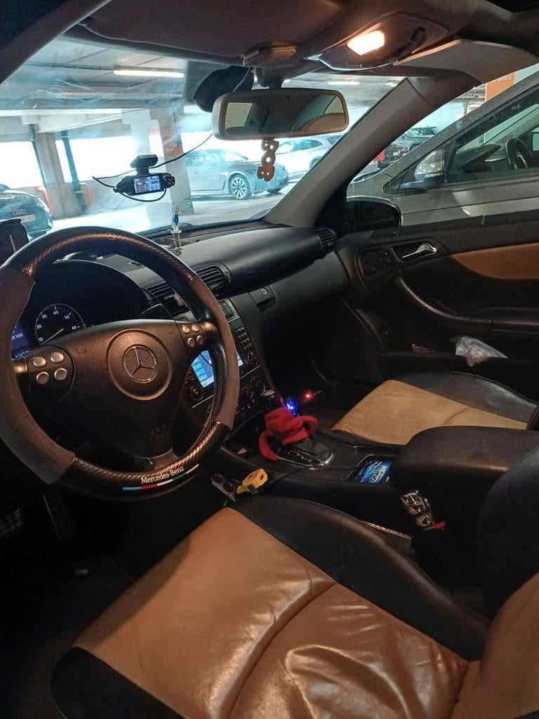 A saisir Mercedes C 200 Kompressor full options, année 2007, Autos, Mercedes-Benz, Beige, Carnet d'entretien, 120 kW, Automatique