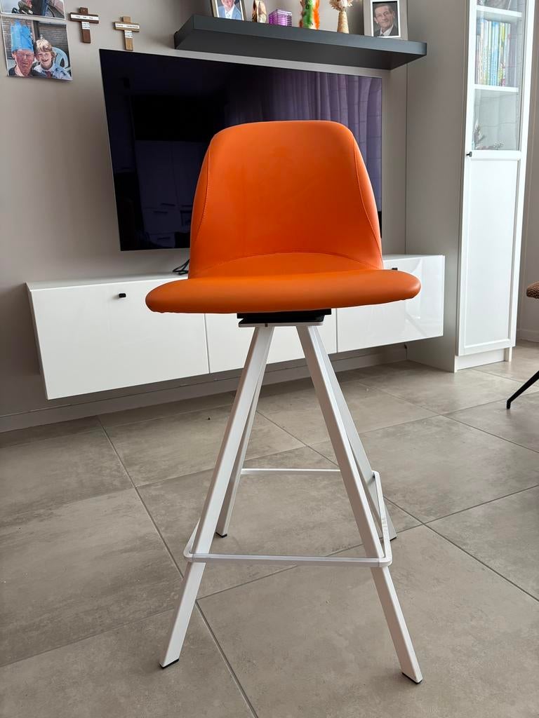 Tabouret de bar avec assise pivotante orange et pied blanc, Maison & Meubles, Tabourets de bar, 90 cm ou plus, 1 tabouret, Avec repose-pieds