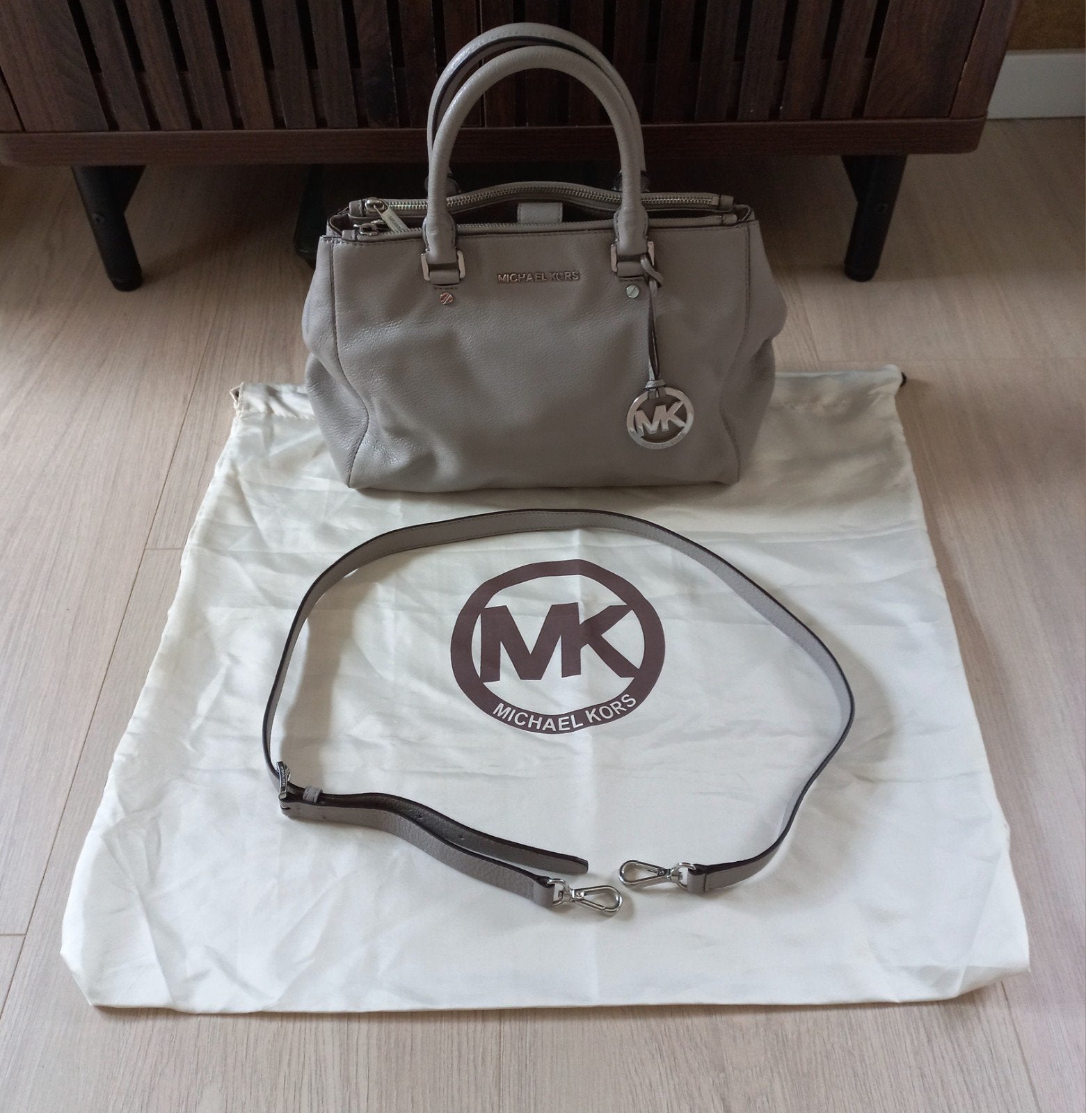 Sac à main gris Michael Kors avec bandoulière amovible, Bijoux, Sacs & Beauté, Sacs | Sacs Femme, Sac à main, Gris, Envoi
