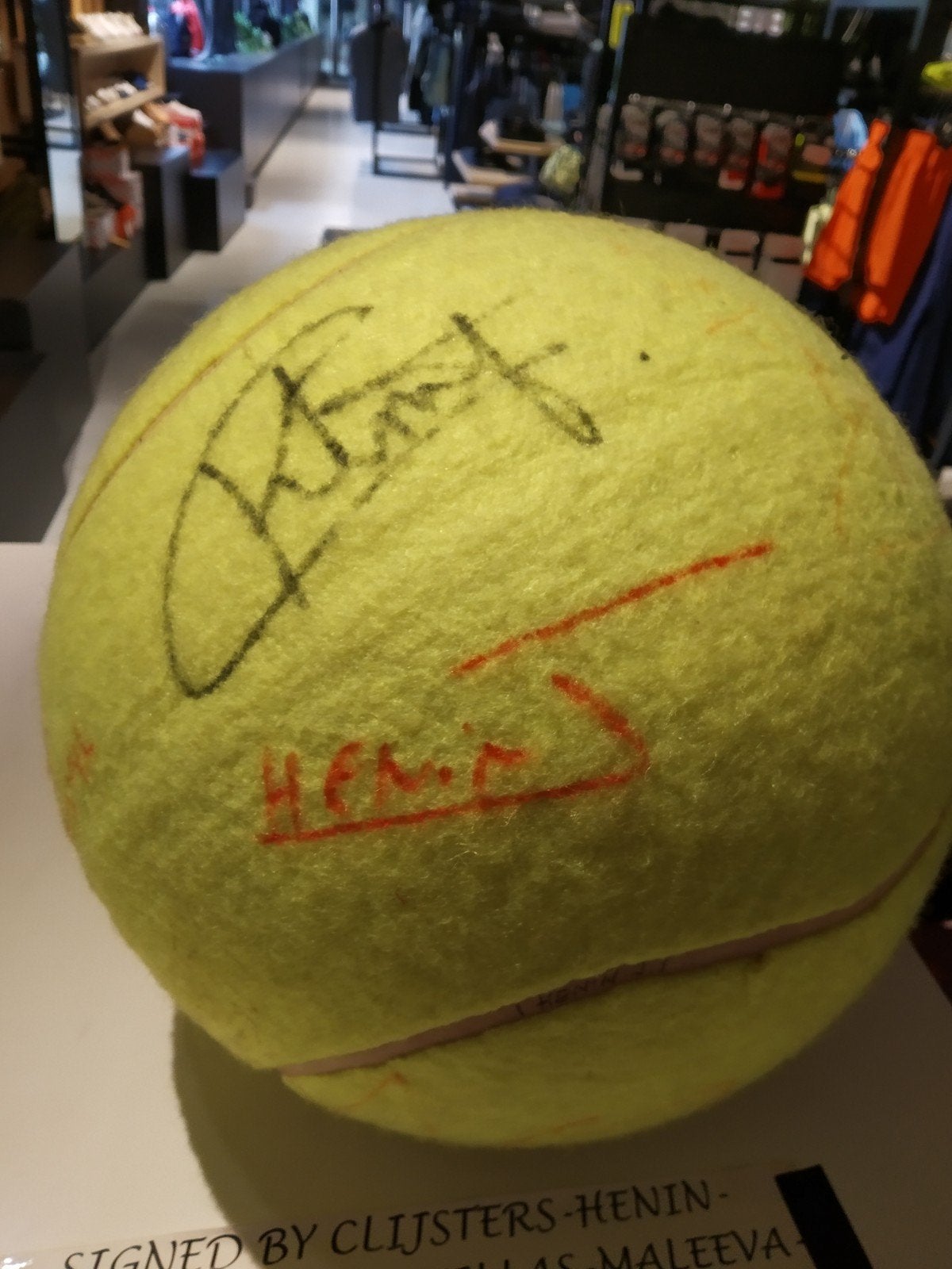 Reuze tennisbal getekend., Ophalen