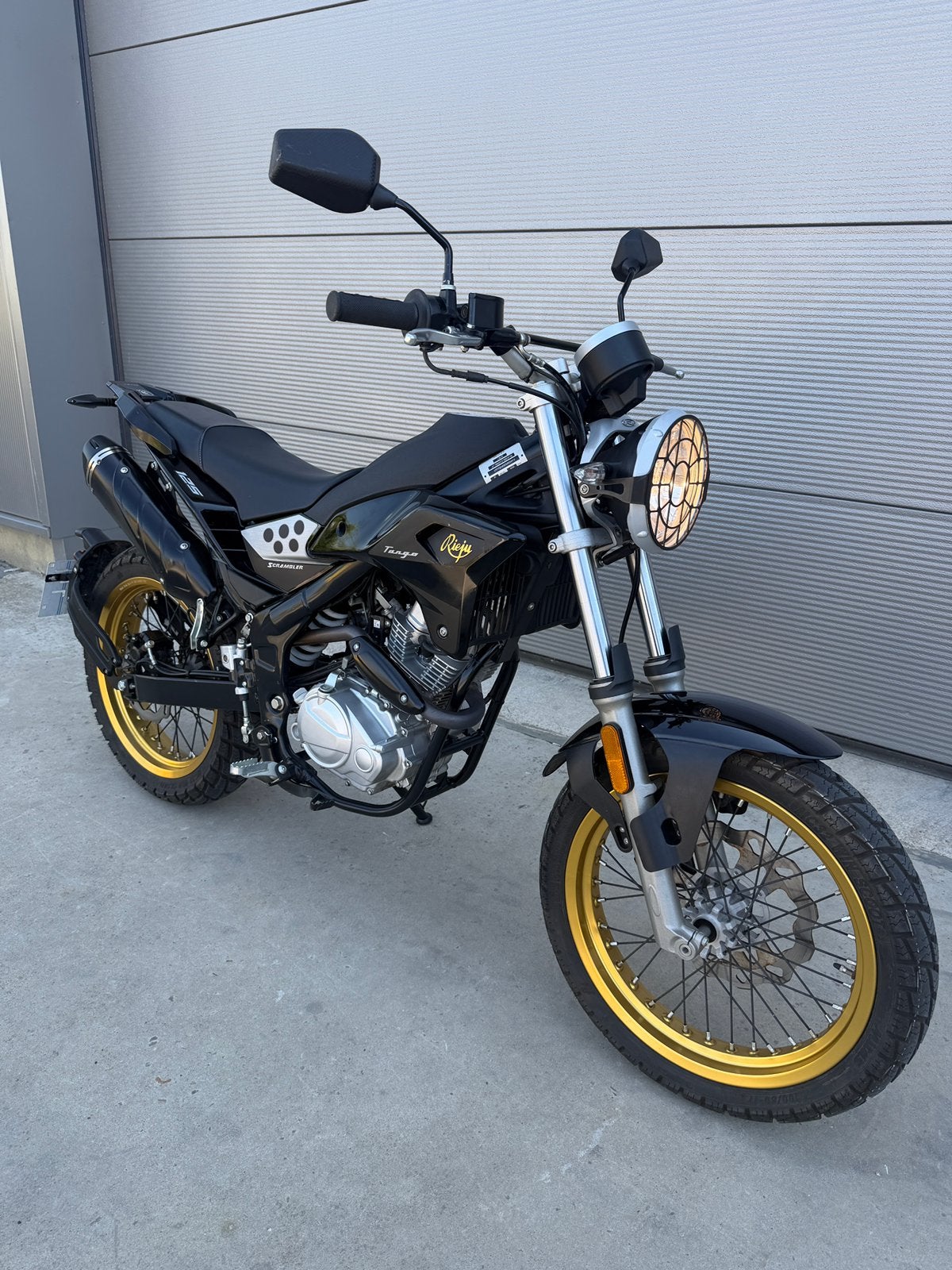 Rieju Scrambler 2021 125cc - en parfait état - 1200 km, Motos, Occasion, Permis Moto A1 minimum, Particulier, Éclairage LED