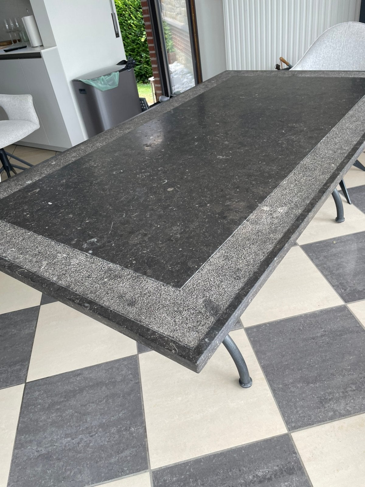 Table en pierre mouchetée, Enlèvement, Comme neuf