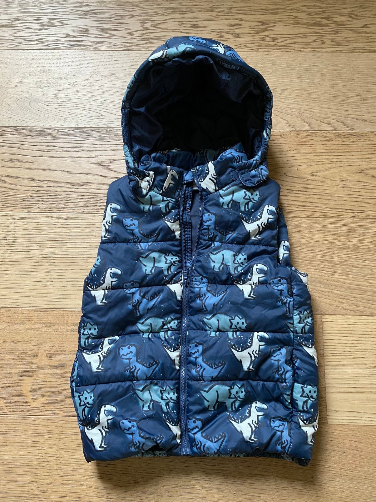 Leuke bodywarmer met dino print - maat 134/140, Ophalen of Verzenden, Zo goed als nieuw, Jongen of Meisje, Overige typen