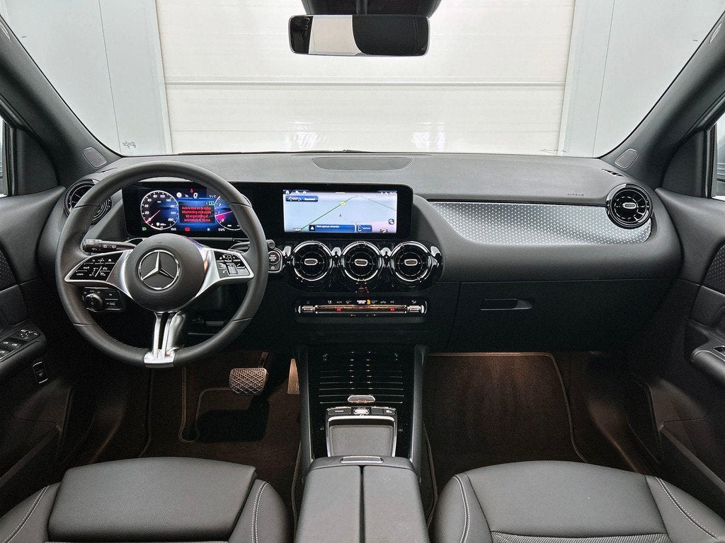 Mercedes-Benz GLA-klasse GLA 180 Essential Line | Verwarmde, Auto's, Mercedes-Benz, Stof, Gebruikt, Zwart, 4 cilinders