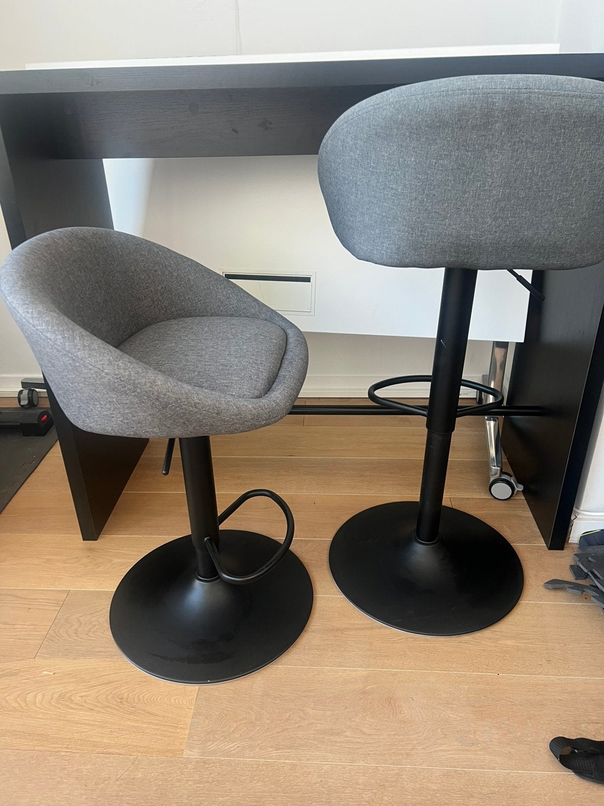 Bartafel + 2 barstoelen - zeer goede staat, Huis en Inrichting, Barkrukken, Ophalen, Zo goed als nieuw, 90 cm of meer, In hoogte verstelbaar