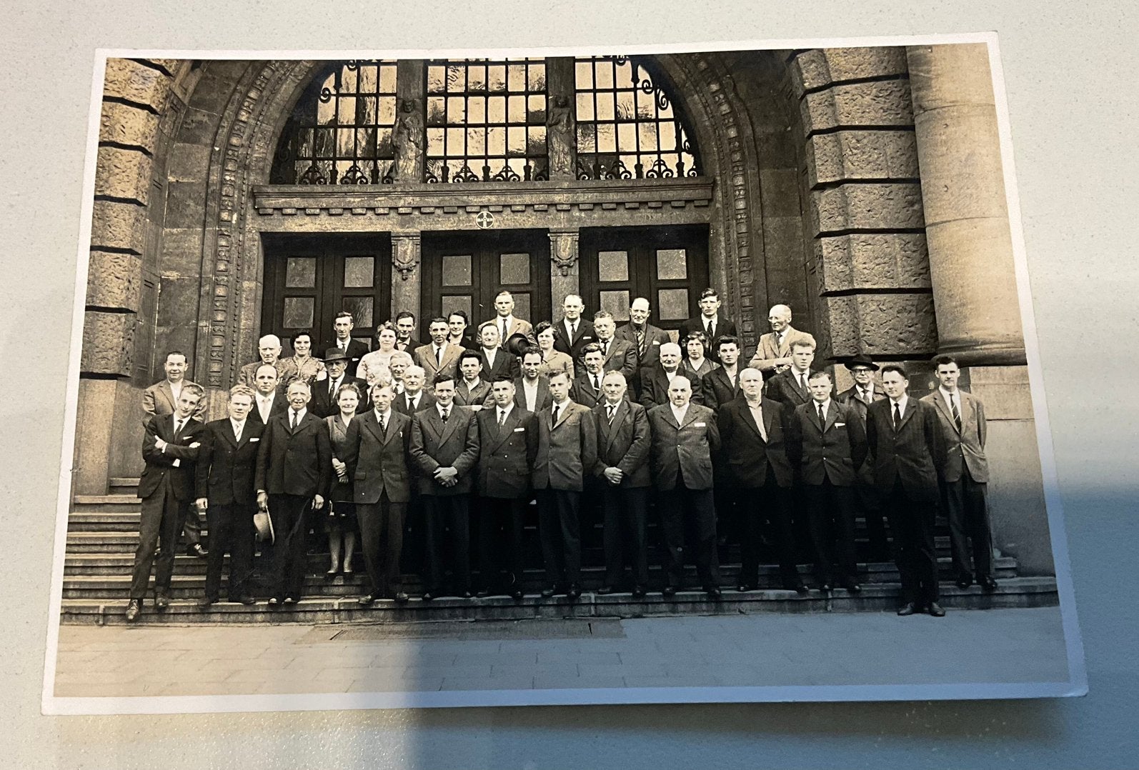 Zoldervondst  groepsfoto Duitse chemie farmacieconcern Bayer, Enlèvement ou Envoi, Comme neuf, Bâtiment, Photo