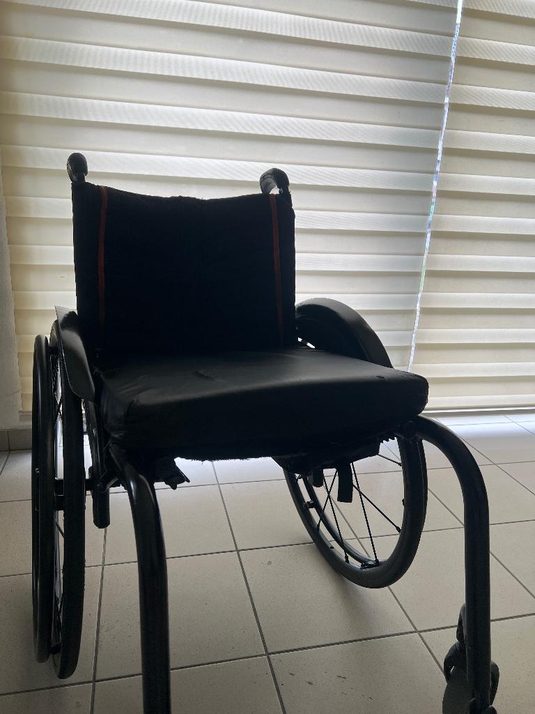 Quikie rolstoel te koop – licht en wendbaar (diamant zwart), Ophalen, Inklapbaar, Zo goed als nieuw, Handbewogen rolstoel