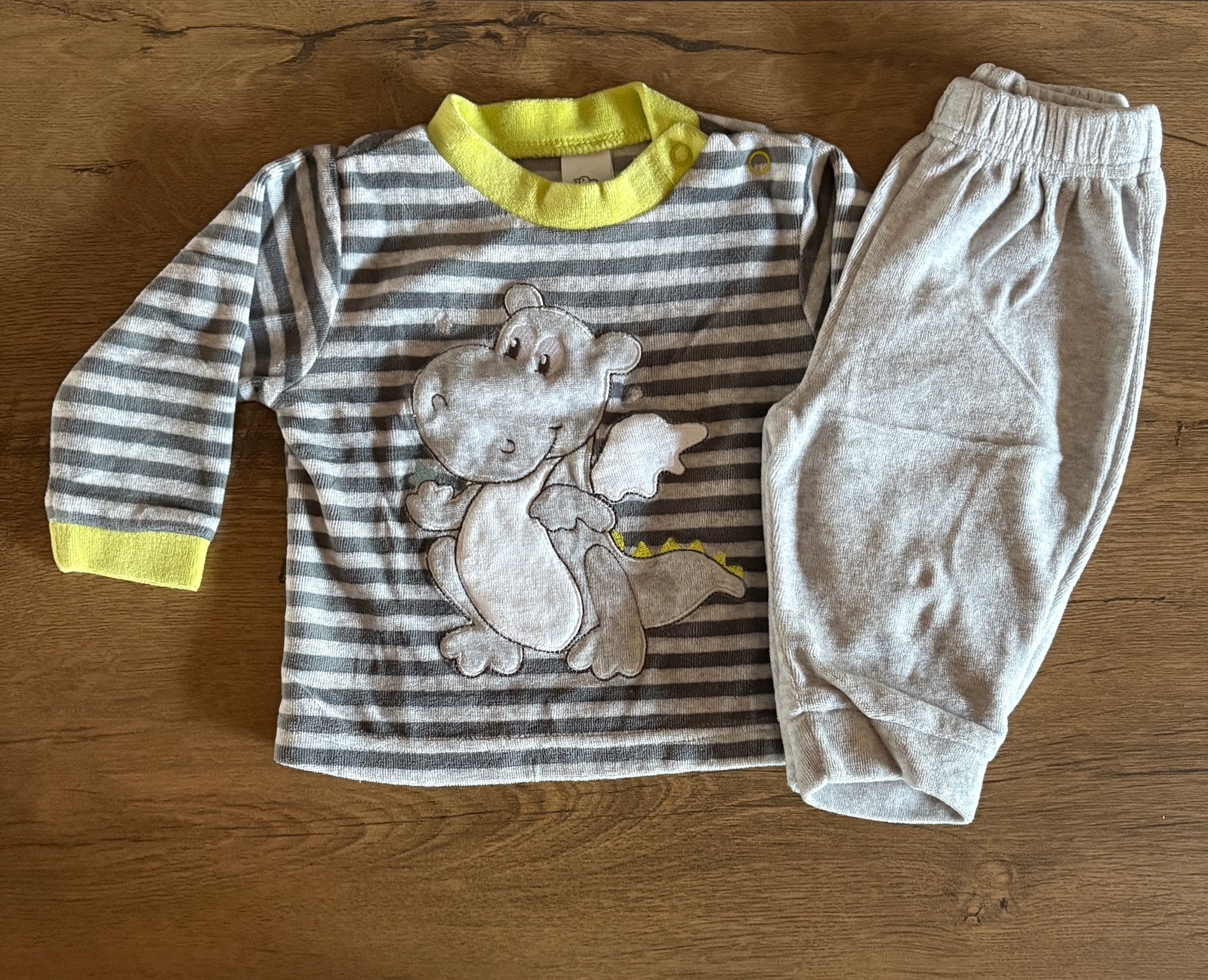 Pyjama gris en velours - C&A - 6 mois - 5€, Ophalen of Verzenden, Zo goed als nieuw, Jongetje, Nacht- of Onderkleding