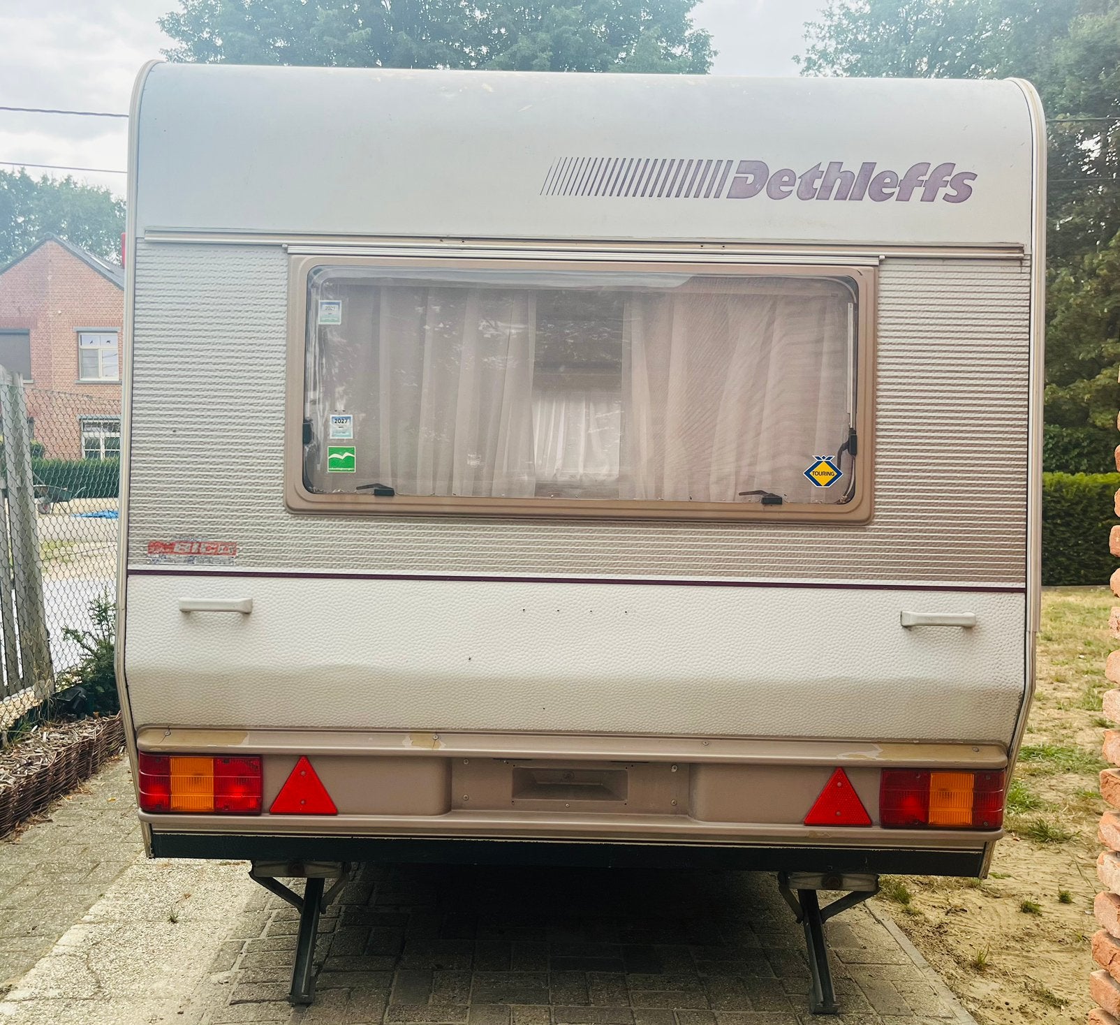 Mooie en goed onderhouden Dethleffs 445 caravan met luifel, Caravans en Kamperen, Rondzit, Disselslot, Dwarsbed, Particulier