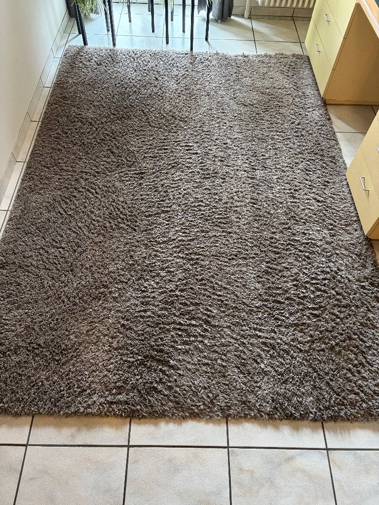 Groot taupe hoogpolig tapijt - proper en huisdiervrij, Huis en Inrichting, Stoffering | Tapijten en Vloerkleden, Ophalen, Gebruikt