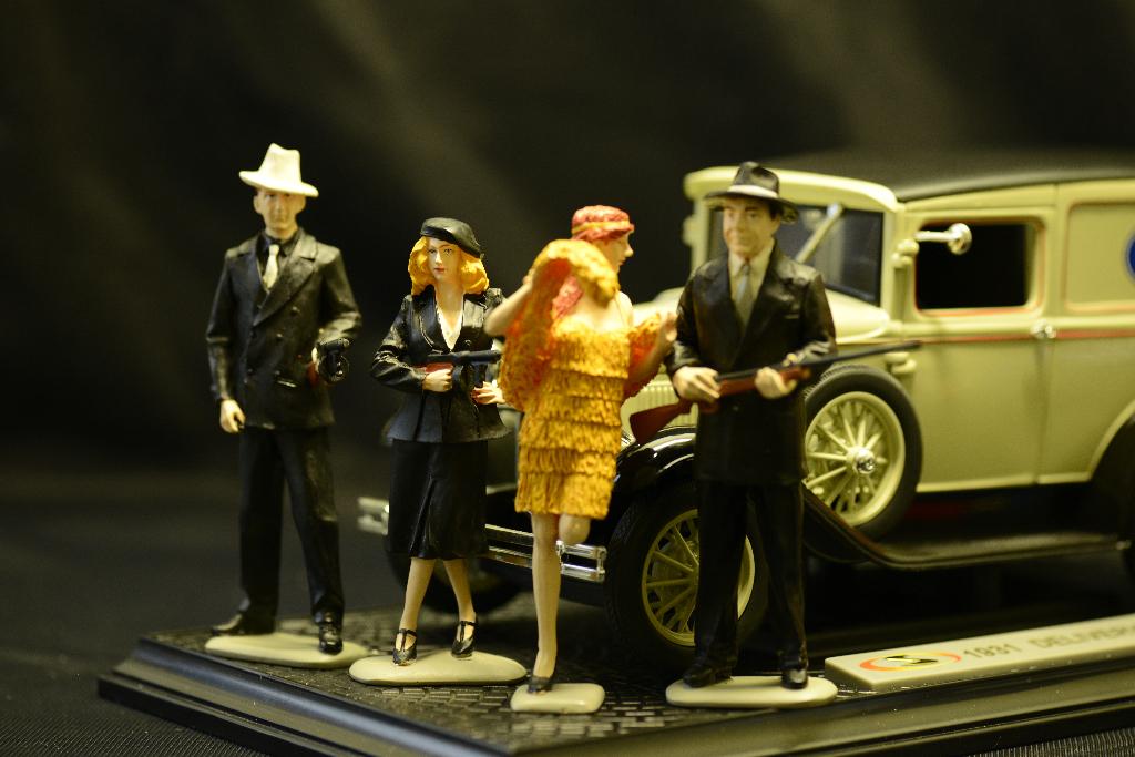 1/18 Bonnie & Clyde figurenset (MotorHead), Enlèvement ou Envoi, Comme neuf, Voiture, Autres marques