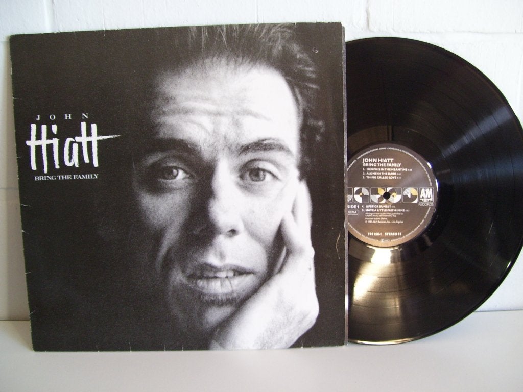JOHN HIATT  bring the family, CD & DVD, Vinyles | Rock, Comme neuf, Avec pochette intérieure, Blues rock, Envoi
